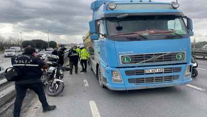 Küçükçekmece'de kamyona çarpan motosikletin sürücüsü hayatını kaybetti