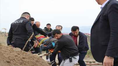 Manisa'da altyapı kazısı sırasında göçük altında kalan 2 işçi kurtarıldı