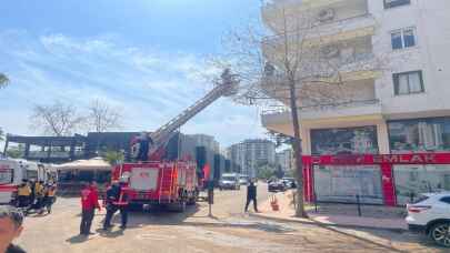 Mersin'de 4 katlı apartmanın önündeki giriş bölümü çöktü