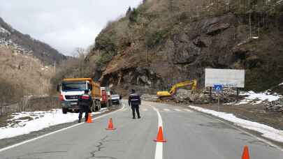 RİZE - Heyelan nedeniyle Pazar-Hemşin yolu trafiğe kapandı