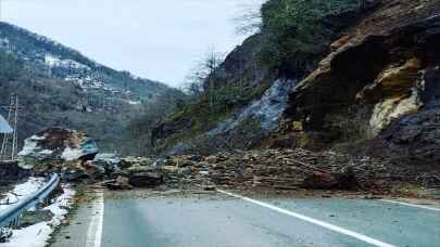 Rize'de heyelan nedeniyle Pazar-Hemşin yolu trafiğe kapandı