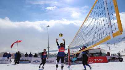 SİVAS - Kar Voleybolu Türkiye Şampiyonası, Yıldız Dağı'nda devam ediyor