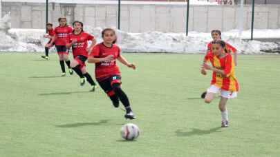 TBMM 23 Nisan Futbol Turnuvası'nın yarı final müsabakaları, Erzurum'da başladı