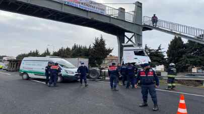 Tekirdağ'da üst geçidin beton ayağına çarpan tırın sürücüsü öldü