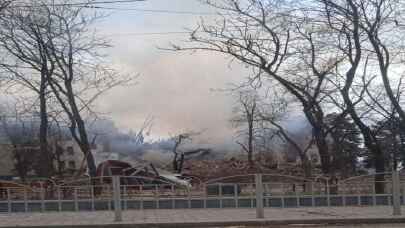 Ukrayna: Rus uçakları Mariupol’da yüzlerce sivilin saklandığı tiyatro binasını bombaladı