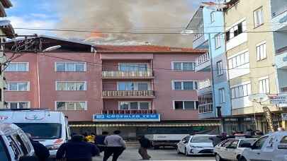 UŞAK - Bir apartmanın çatısında çıkan yangın söndürüldü