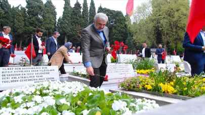 AK Parti İstanbul İl Başkanı Kabaktepe Edirnekapı Şehitliği'ni ziyaret etti