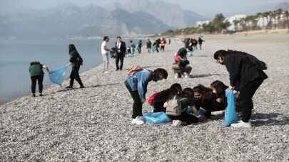 Antalya'da sahilde toplanan çöpler, dikkati çekmek için sergilendi