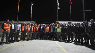 Bakan Karaismailoğlu, Ankara-Kahramankazan yolu şantiyesinde işçilerle sahur yaptı: