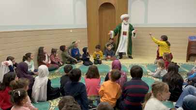 Berlin’de çocuklar iftarda Nasreddin Hoca ve geleneksel gölge oyunlarıyla eğleniyor