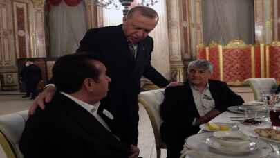 Cumhurbaşkanı Erdoğan, sanatçılarla iftarda bir araya geldi: