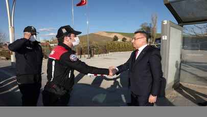 Cumhurbaşkanı Yardımcısı Oktay'dan, görev başındaki polislere ziyaret