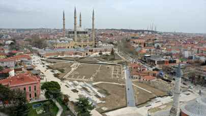 İSTANBUL - Lüks araçların kaçak parçalarını bulunduran şüpheli yakalandı