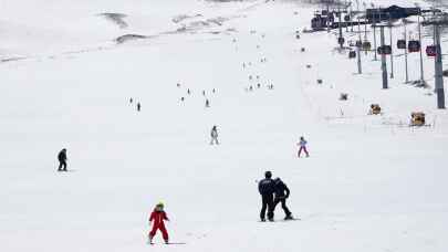 Erciyes'te ilkbaharda kayak keyfi sürüyor