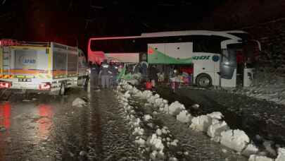 Erzurum'da buzlu yolda kayan yolcu otobüsü istinat duvarına çarptı