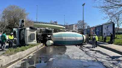 İSTANBUL - Kartal'da virajı alamayan beton mikseri yola devrildi