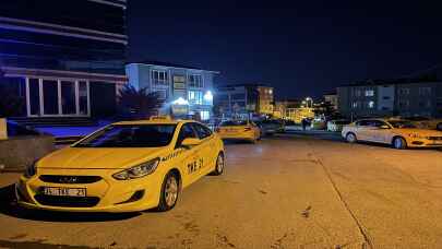 İSTANBUL - Taksi sürücülerinin tarife güncellemek için oluşturduğu kuyruk gece de sürüyor