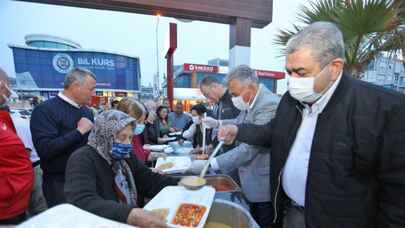 İzmir Güzelbahçe'de iftar yemeği verildi