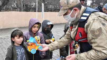 Jandarma 'tebessüm' ettiriyor