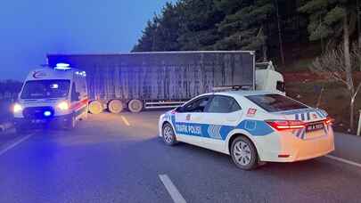 Tır karşı şeridi trafiğe kapattı