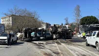 Kartal'da virajı alamayan beton mikseri yola devrildi