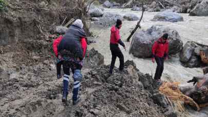 Kastamonu'da sel nedeniyle yolu kapanan köyde rahatsızlanan kadın için ekipler seferber oldu