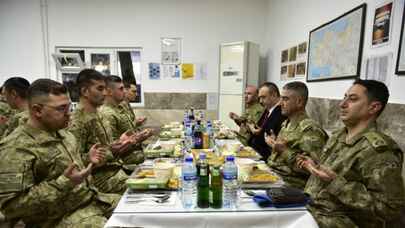 Kilis valisi Soytürk, sınır hattında Mehmetçikle iftar yaptı