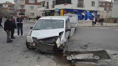 Kırklareli'nde 3 aracın karıştığı trafik kazası güvenlik kamerasına yansıdı