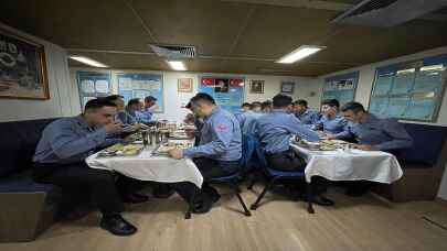 KOCAELİ - Mavi vatan nöbetinde bahriyeliler ilk iftarını yaptı