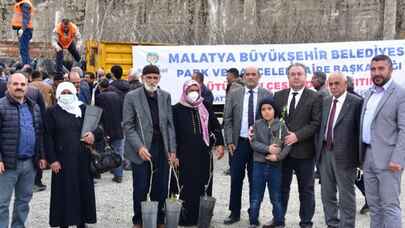 Malatya'da kayısıya alternatif meyve fidanları dağıtıldı