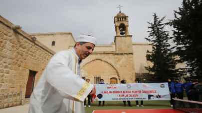 Mardin'de imam ve kilise görevlisi tarihi cami ve kilisede masa tenisi oynadı