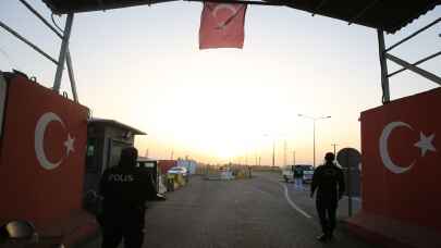 Mardin'de polis ekipleri ilk iftarlarını görevlerinin başında açtı