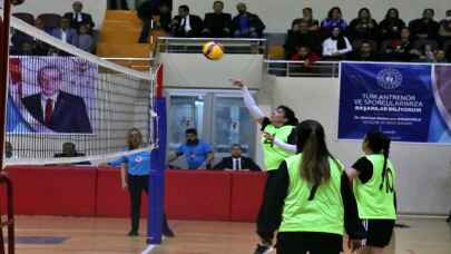 Osmaniye'de "Evinin Sultanları Bayan Voleybol Turnuvası" başladı