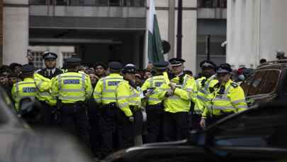 Pakistan'da İmran Han hükümetinin düşmesi Londra'da protesto edildi