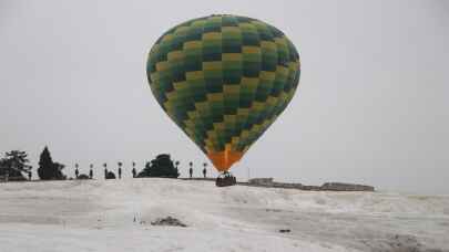 Pamukkale semalarını her gün 40 sıcak hava balonu süslüyor