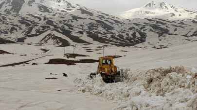 Şırnak'ta kar kalınlığının 5 metreyi aştığı Faraşin Yaylası'nın yolu ulaşıma açıldı