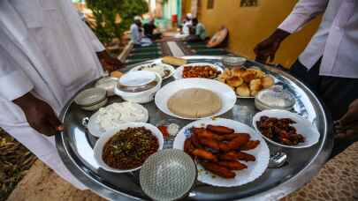 Sudanlılar evlerinin önündeki iftar sofralarında ramazanın bereketini paylaşıyor