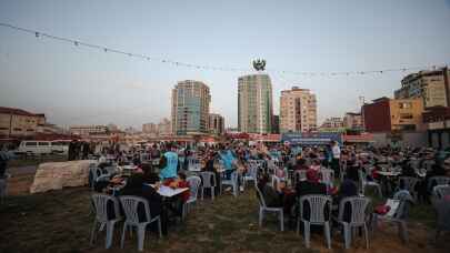 TDV'nin desteğiyle Gazze'de yetim çocuklara iftar verildi