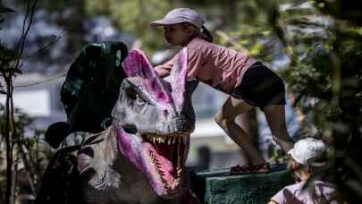 Ukraynalı savaş mağduru çocuklar Dinopark'ta eğlendi