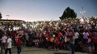 Sivasspor taraftarı, meydanlara taştı!