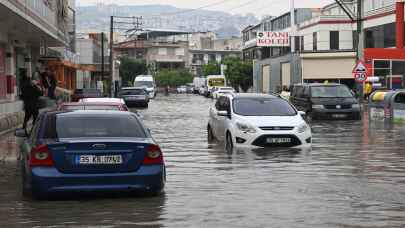 İzmir'de sağanak hayatı olumsuz etkiledi