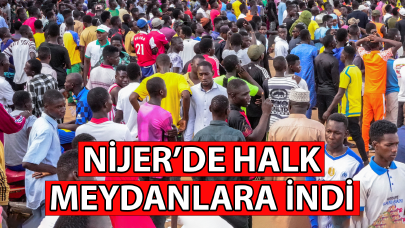 Nijer'de askeri yönetimi destekleyen halk meydanlara çıktı