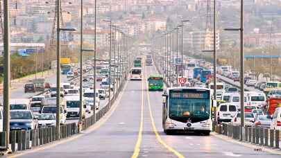 Üsküdar'da bir metrobüs, yolcu indiren başka bir metrobüse çarptı