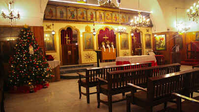 Hatay'da kilise Noel için hazırlandı