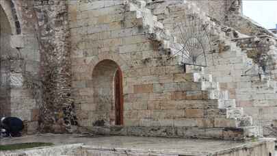 Sivas'ta Çifte Minareli Medrese'nin duvarlarına yazılan yazılar silindi