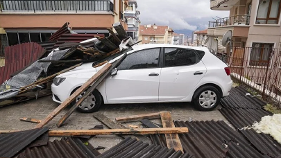 Ankara'da fırtınadan çatılar uçtu, ağaçlar devrildi