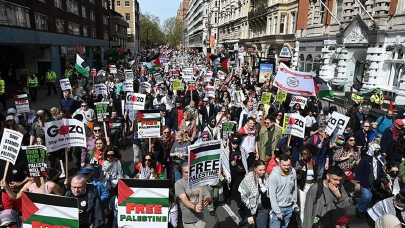 İngiltere'nin İsrail'e silah satışını protesto eden binlerce kişi Londra'da yürüdü