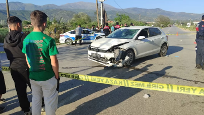 İzmir'de feci kaza! Otomobille çarpışan motosikletten savrularak başka otomobile çarptı