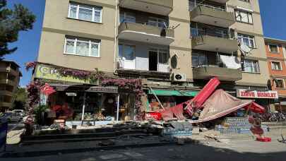 İstanbul'da 5 katlı binada balkon çöktü: Faciadan dönüldü