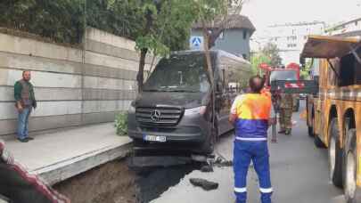 Şişli'de yol çöktü! Çukura düşen araçlar işte böyle çıkarıldı